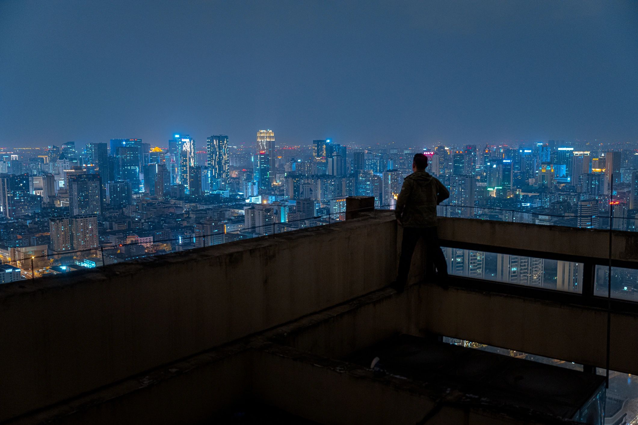 City night scene representing discreet investigative work